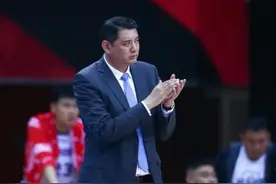 闫军的专业裁判水平如何？巩晓彬曾当面这样评论他，在不在理？图片