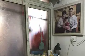 5人蜗居北京10㎡，踩板凳做饭坐地上吃饭，怀孕8个月妻子寸步难行图片