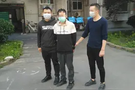 外卖骑手假扮“温柔多金男”  ，10年诈骗痴心女子20万余元被刑拘！图片