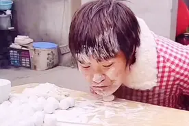 用嘴干家务农活，吃尽人生苦！残疾妈妈九姐靠嘴坚强撑起一个家图片