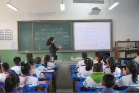 老师在上课的时候使用教学扩音器，有没有违反师德呢？图片