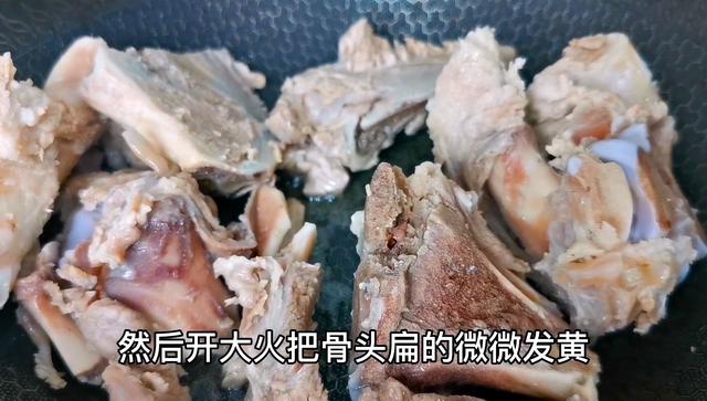 炖大骨头汤第一步直接炖就错了，大厨教你一招，汤浓白又营养