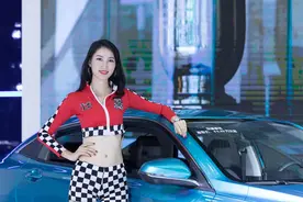 展会抓拍 | 深圳车展上的长腿红衣赛车女郎图片