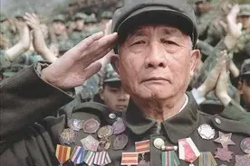 孤胆英雄张国富，16岁生擒中将，朝鲜战场一人死守高地7天8夜图片