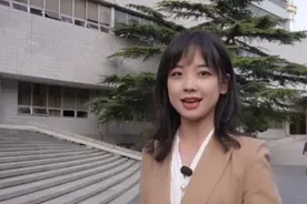 央视女记者王冰冰探班记者选手，被赞平易近人，笑容甜美超圈粉图片