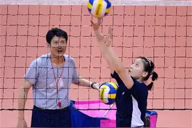 昔日女排主帅，和郎平亦师亦友，前妻意外离世后，二婚娶女排队员图片