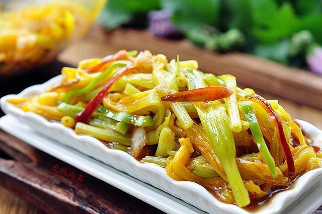 鲜黄花菜怎么做好吃鲜黄花菜的简单做法（鲜黄花菜）