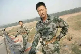 吴京徒手21秒爬上四楼，特种兵报出一个数字，吴京：高看自己了！图片