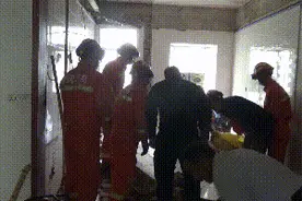惊险！装修时墙体倒塌男子被压 消防员抬墙救人图片