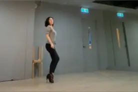 小s踩恨天高跳热舞，蚂蚁腰超模腿太吸睛！身旁女子太忘我险尴尬图片