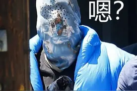 笑喷了！Kanye戴悍匪黑头套、穿Nike突袭秀场，太阴间了吧哈哈图片