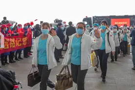 夹道十里送恩人！武汉女孩高唱《我的祖国》哭送海南白衣天使图片
