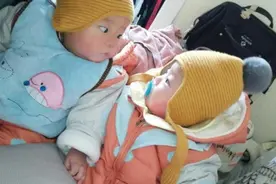 双胞胎一个乡下奶奶带，一个城里妈妈养，2年后差距让人意外图片