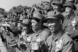 朝鲜战争功勋排长，一个排伤亡4人杀掉356美军，毛主席超规格招待图片
