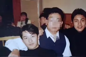 陈坤黄晓明大一合照，原来他天生就这么黑，晓明确实靠脸进的学校图片