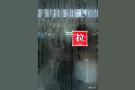 南京附近小镇一条百米小街12家足疗店，客人多是外来打工者图片