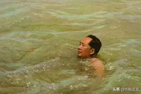 1956年毛主席畅游长江后，说要不是叶子龙叫他上船，只怕要淹死了图片