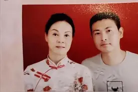 56岁女子嫁30岁郎，合影互动很甜蜜：有一种感情，叫各取所需图片