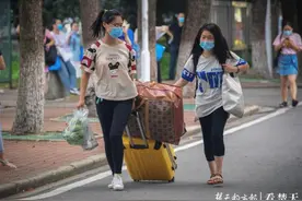 大型开学现场：开拖拉机、晒被子…图片