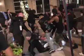 美国白人男子手持长剑冲向人群，被一群黑人扑倒狂殴踩踏不省人事图片
