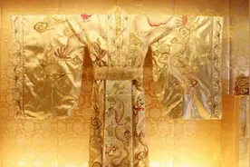 皇帝的龙袍几十年不洗一次，妃子们不嫌味道大吗？贫穷限制了想象图片