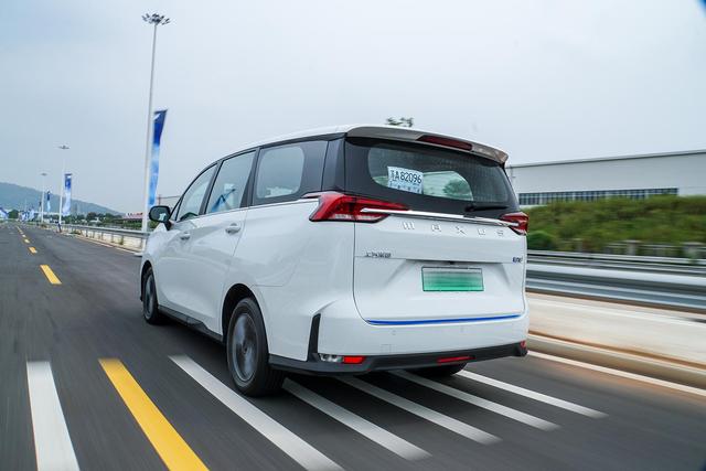 场地试驾上汽MAXUS EUNIQ 5，底盘质感出色的家用MPV