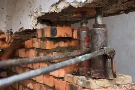 千斤顶“顶起”二层楼，农房翻盖新花样是否违法？建房政策已说清图片