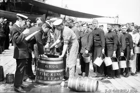 英国海军中的酒文化！每人每天定量喝酒！此制度持续三百多年图片