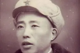 儿子瞒母参军，二十多年后已成司令，重逢时：母亲给了他一巴掌图片