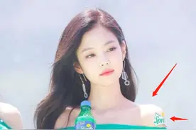 比起珍妮的直角肩，我却被Lisa吸引了，这个腰身比是认真的？图片