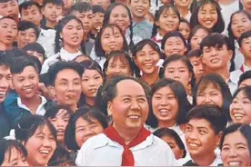1959年，给毛主席献花和戴红领巾的男孩和女孩，后来怎么样了图片