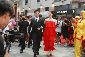 冯女郎苗苗近照曝光，身材曼妙不似孕妇，老公郑恺却胖了不少图片