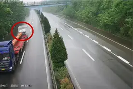 险！高速路上追尾低速行驶挂车 货车挡风玻璃瞬间被“刺穿”图片