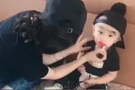 女儿20岁时，妈妈生下二胎，姐弟相处“模式”让妈妈怀疑人生图片