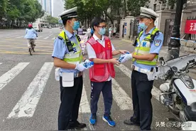 热心企业为高考执勤交警送“清凉”图片