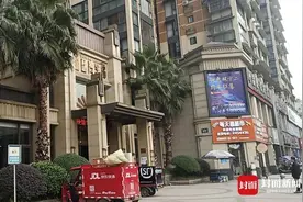 四川一小区底楼多处开裂 业主疑因顶楼55户违建“楼中楼”所致图片