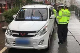 看到这种“左转虚线”，交警：那不是待转区，停在上面扣6分图片