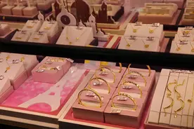 珠宝柜台上的珠宝可不是随便摆的，这样摆放你才会买图片