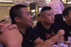 笑不停：男人的目光总是惊人的一致图片