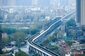 航拍武汉轻轨1号线恢复运行 城市秩序全面恢复 市民出行方便图片