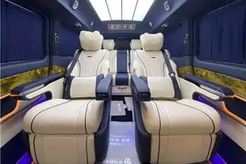 奔驰豪华七座内饰实拍，石英水晶灯配按摩座椅，完美适应乘坐需求图片