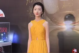 周冬雨一袭黄色交叉连衣裙，化身为明朗少女图片