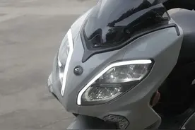 城市跨界风！钱江QJ又出踏板新车：侧置水冷150，预测售价1.6万图片