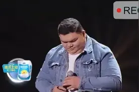 胖小伙上台演唱《凉凉》，当他唱女声阶段时，全场都瞪大眼睛看着图片