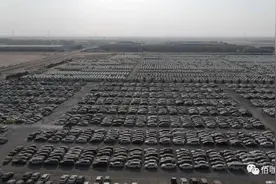 全是名牌！迪拜“豪车坟场”实拍 奔驰G63/法拉利/宾利/劳斯莱斯遍地都是图片