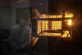 号称“超长续航”的电动自行车全新蓄电池，拆开后粗糙加工让人“哭笑不得”图片