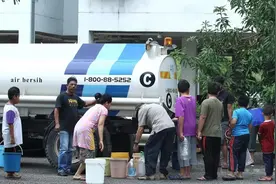 马来西亚吉隆坡及周边地区河流污染导致的停水今日恢复 涉嫌肇事者被拘留调查图片