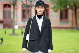 牛仔裤上面别总搭卫衣，今春流行“牛仔裤+5件上衣”，时髦高级图片