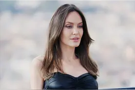 安吉丽娜·朱莉的气质无敌了，穿紧身皮裙不见赘肉，身材堪比超模图片
