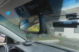 新车出厂为何不自带行车记录仪？是厂家故意减配吗？还真不是图片